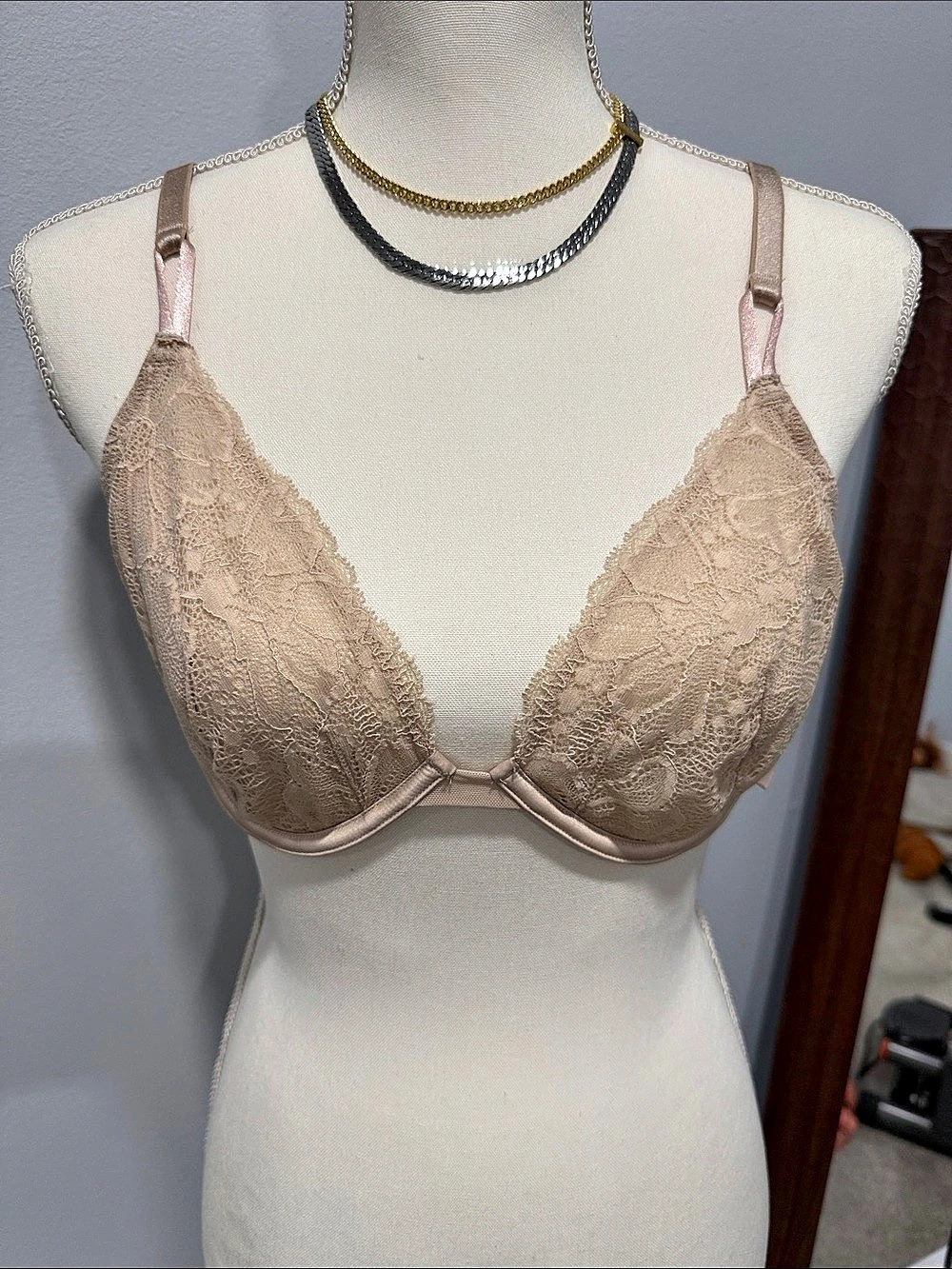 Lace Bra in Beige 36D/80D Like New